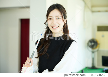 打高爾夫球的女人 100854652