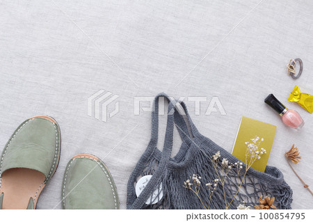 Get ready for shopping with khaki leather sandals and gray net bag 100854795