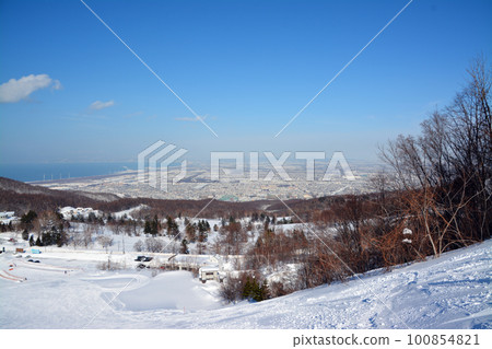 Hokkaido's dazzling silvery slopes 100854821