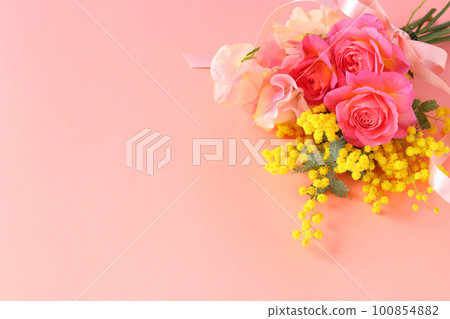Bouquet of pink roses and mimosa 100854882