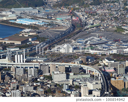 A view of the city from the top of Mt. Sarakura, a popular sightseeing spot in Kitakyushu City 100854942