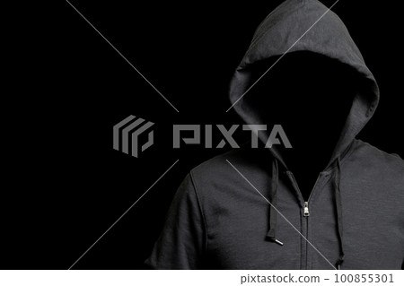 戴著兜帽的可疑人物 100855301