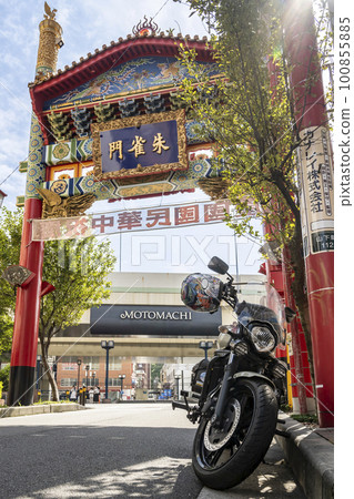 大型美國摩托車和橫濱中華街朱雀門 大型美國摩托車和橫濱中華街朱雀門 100855885