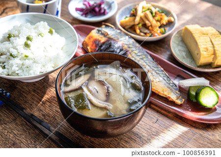西京烤青花魚豆飯裙帶菜香菇洋蔥味增湯套餐 100856391