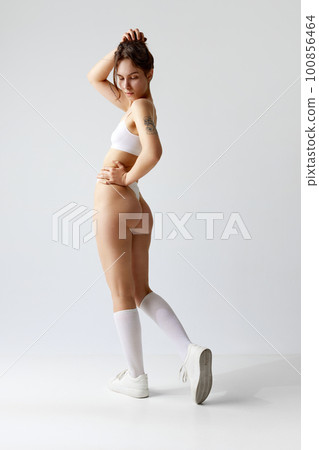 Full-length side view image young girl with - Stock Photo [100856464] -  PIXTA