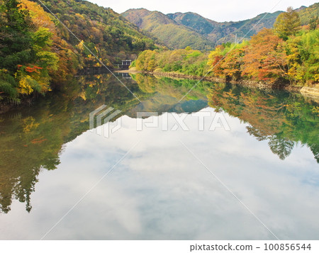 Fukushima, Kiso Town Autumn trees and mountains reflected in the water mirror Otaki River 100856544