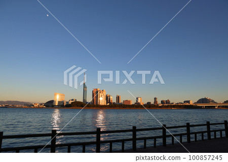 從福岡市海濱公園看黃昏時的愛宕濱地區、室見川口周邊和福岡塔 從福岡市海濱公園看黃昏時的愛宕濱地區、室見川口周邊和福岡塔 100857245