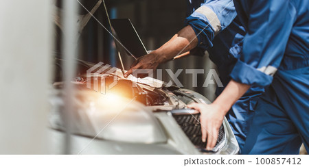 Expert auto mechanic repair and service customer service work on car at garage. automobile car concept 100857412