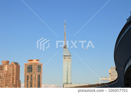 從室見川眺望福岡都市高速環狀線對岸的百道濱風光 100857701