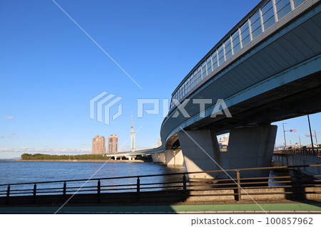 從室見川眺望福岡都市高速環狀線對岸的百道濱風光 100857962