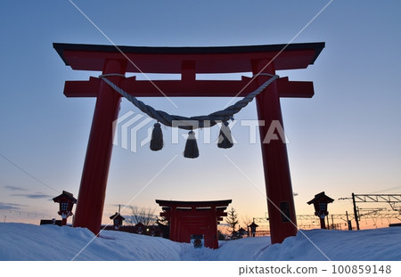 北海道雪中的福富神社 100859148
