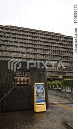 雨中拍攝的大阪簡易法院、大阪地方法院、大阪高等法院等建築物 100859483