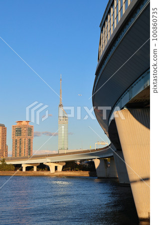 從室見川眺望福岡都市高速環狀線對岸的百道濱風光 從室見川眺望福岡都市高速環狀線對岸的百道濱風光 100860735