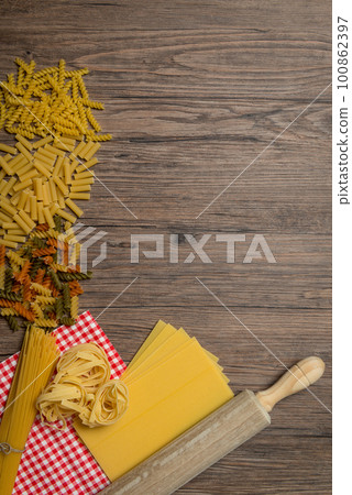 Uncooked italian pasta 100862397