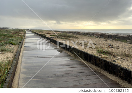 Storm at sea seen from the wooden walkway Storm at sea seen from the wooden walkway 100862525