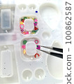 Making accessories with resin 100862587