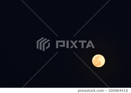 A 14.8-year-old March full moon floating in the night sky in Hakushu Town, Hokuto City (Position: lower right) A 14.8-year-old March full moon floating in the night sky in Hakushu Town, Hokuto City (Position: lower right) 100864418