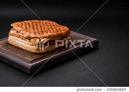 Delicious crispy sandwich with chicken breast, tomatoes, ketchup and spices Delicious crispy sandwich with chicken breast, tomatoes, ketchup and spices 100864604