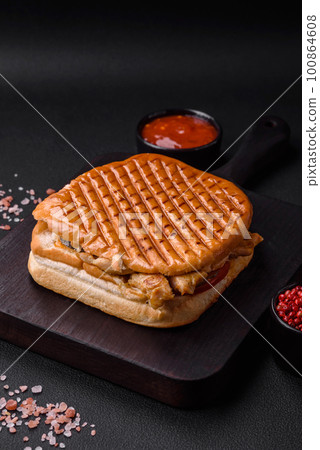 Delicious crispy sandwich with chicken breast, tomatoes, ketchup and spices Delicious crispy sandwich with chicken breast, tomatoes, ketchup and spices 100864608