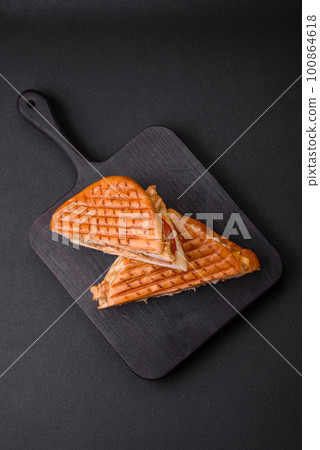 Delicious crispy sandwich with chicken breast, tomatoes, ketchup and spices Delicious crispy sandwich with chicken breast, tomatoes, ketchup and spices 100864618