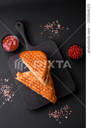 Delicious crispy sandwich with chicken breast, tomatoes, ketchup and spices Delicious crispy sandwich with chicken breast, tomatoes, ketchup and spices 100864629