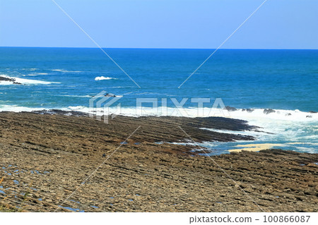 [Miyazaki Prefecture] Washboard (Demon's Washboard) on the Nichinan Coast seen from the roadside station Phoenix Observatory 100866087