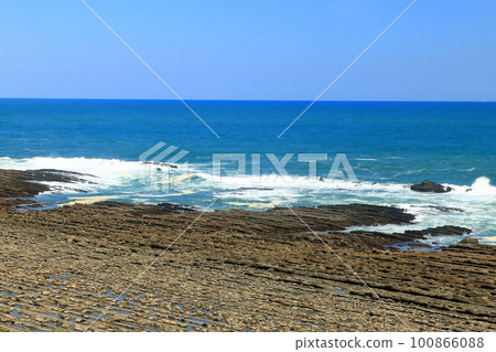 [Miyazaki Prefecture] Washboard (Demon's Washboard) on the Nichinan Coast seen from the roadside station Phoenix Observatory 100866088
