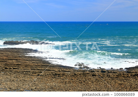 [Miyazaki Prefecture] Washboard (Demon's Washboard) on the Nichinan Coast seen from the roadside station Phoenix Observatory 100866089