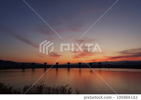 Red sunrise sky and reflected river・Spring・230301am 100866182