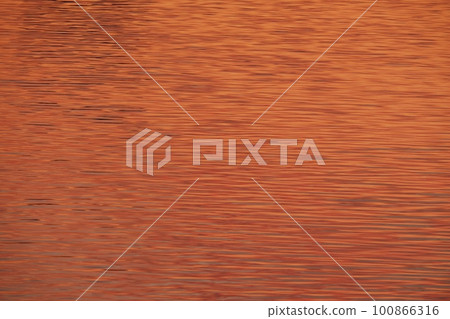 日出時河面反射紅雲 230301am 100866316