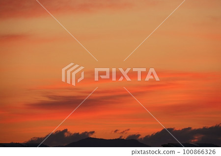 日出雲染紅春230301am 100866326