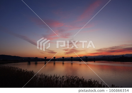 Red sunrise sky and reflected river・Spring・230301am 100866354