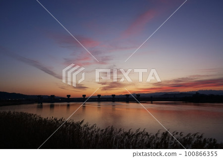 Red sunrise sky and reflected river・Spring・230301am Red sunrise sky and reflected river・Spring・230301am 100866355