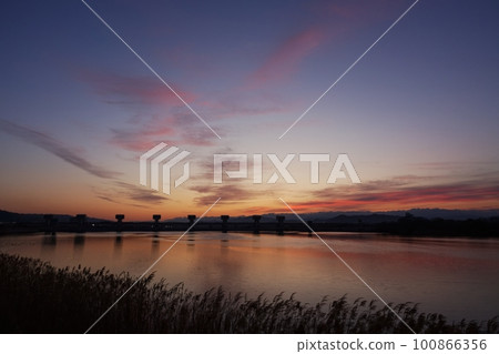 Red sunrise sky and reflected river・Spring・230301am 100866356