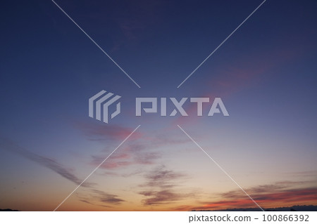 五顏六色的日出天空 春天 230301am 100866392