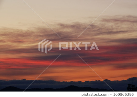 五顏六色的日出天空 春天 230301am 100866396