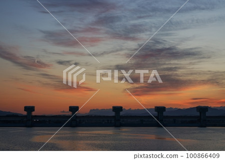 五顏六色的日出天空和倒映的河流・春天・230301am 100866409