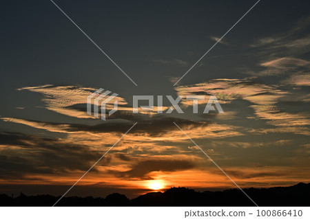 美麗的夕陽天空 100866410