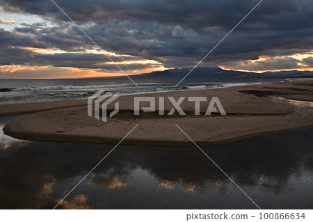 Daisen from Yumigahama Beach 100866634