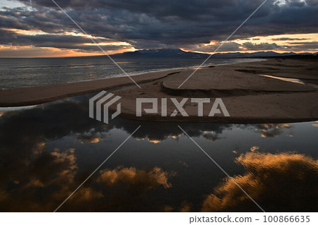 Daisen from Yumigahama Beach 100866635