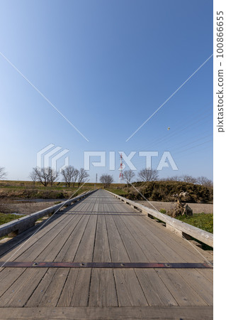 藍天下的沉降橋 藍天下的沉降橋 100866655