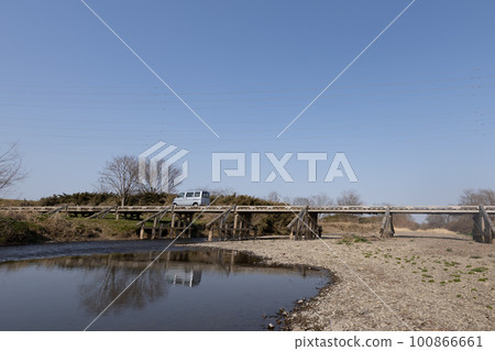 藍天下的沉降橋 100866661