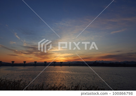 Colorful sunrise sky and reflected river・Spring・230301am Colorful sunrise sky and reflected river・Spring・230301am 100866798