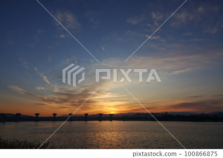 五顏六色的日出天空和倒映的河流・春天・230301am 100866875