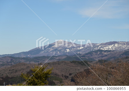 從岩山展望台看到的姬上山和風車 從岩山展望台看到的姬上山和風車 100866955