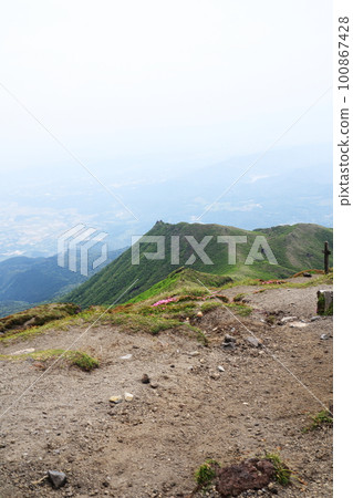 美麗的高千穗山山頂 100867428