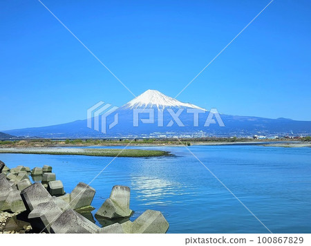 富士山和春天的河景 富士山和春天的河景 100867829