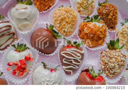 Set of fresh chocolate covered strawberries: close up 100868210