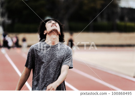 跑道上仰望天空的男跑者 跑道上仰望天空的男跑者 100868495