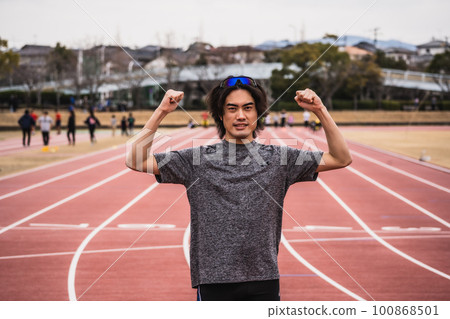 在田徑跑道上做拳頭泵的男賽跑者 在田徑跑道上做拳頭泵的男賽跑者 100868501